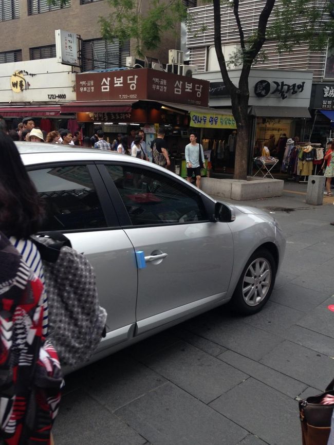 韓国の車でたびたび見かけるクッション（？）<br />これついてると、新車だぞ〜アピールになるのかな？<br />フィルムでもなんでも最初にはがしちゃう自分には考えられん。はがしたい。