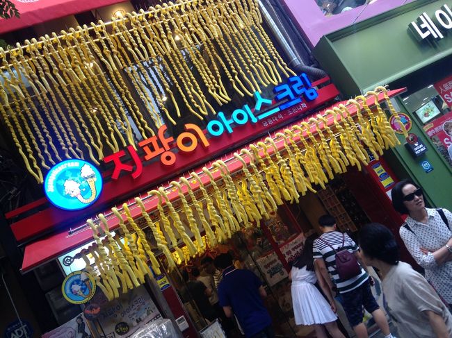 杖にアイスを入れて食べるみたい。<br />これだと急いで食べなくてよいね！