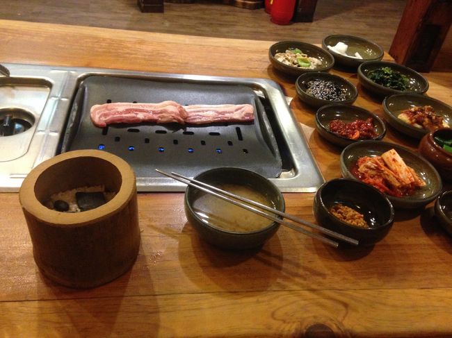 明洞に戻り、オウガというお店でサムギョプサルを頂きます。<br />遅めの時間に行ったのもあり、1人でも気楽に入られました?<br />ここの小鉢が、どこよりも美味しかった。気がする。