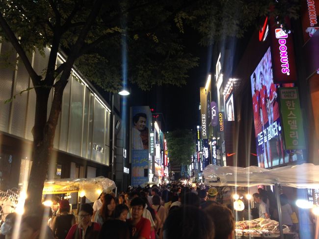 夜でも明洞はにぎやかです。