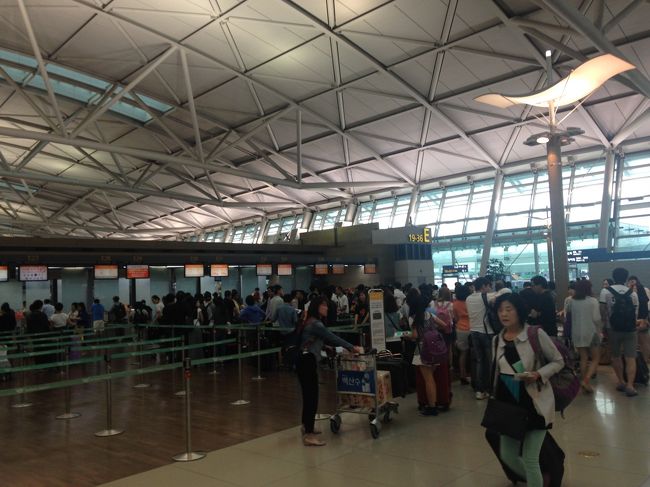 空港着。<br />1人韓国は、食事がとっても心配だった。<br />1人でご飯を食べる文化がないと聞くし、前回来たときは友人とだし。<br />けど、1人上手をきわめてしまった自分には怖いもの無しでした。笑<br />また週末を使って、弾丸トラベルしにきまーす！