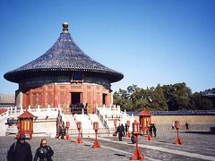 2つ目がこの皇穹宇。祈年殿を小さくした感じだが、建物の周囲に回音壁と呼ばれる壁に囲まれていて、ある人が壁にささやくと180度反対のところにいる人にその声が聞こえるらしい。