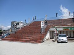 駅舎が階段型の観客席になっている ＪＲ大石田駅

「最上川の花火大会」 では ここが特等席になるらしい
