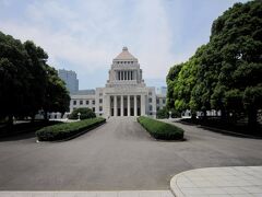 国会議事堂の正面に来ました。
ここで写真を1枚。実は鉄の柵があって、スッキリとは見えませんが、隙間にカメラを入れて撮ってます。すぐそばに警備の人が二人立ってていて、こちらを見ていました^^)。

しかし、こんなふうにして撮らなくても、見学の最後にはこの場所に来て、柵の内側で写真が撮れました。