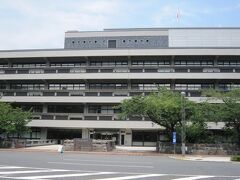 国会議事堂の北側に隣接して、国立国会図書館があります。利用したことはありませんが、去年の旅行で知りあった同じ苗字の方が、ここにお勤めだったことを思い出して、親近感を覚えます。