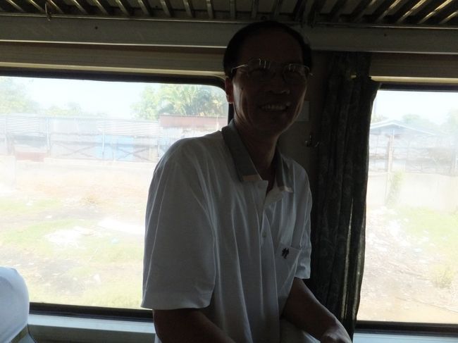 さてどうしたらいいものか、今日の深夜便には間に合うようにしないと。<br />ニャチャンのホテルに戻りパスポートを受け取り飛行機でホーチミンまで戻るしか他はない。ニャチャンに戻るのに次の駅タップチャムで降りて戻る列車が車内に貼ってある時刻表だと４時間半待つ、バスで戻ればいいか。などなど、ニャチャンに戻るのにどうしたらいいか。<br />列車に乗った時少しだけ話したおじさんにどうしたらいか話してみる。おじさんも時刻表を確認し乗っていた車掌に相談、鞄から出した時刻表には１時間半くらい待って戻る列車が載っていてこれに乗って行けばいいと。貼ってあった時刻表にその列車は載っていなく、古いのを貼りっぱなしなベトナム。<br /><br />そのおじさんは色々と心配してくれた、そのおじさんの英語は自分以上に残念であまり会話は成立していなかったのだけど。ありがとうおじさん。