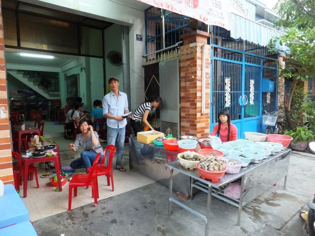 最後に店主と店を写させてもらう。<br /><br />注文する時メニューや陳列している貝の現物で店主に金額を確認、明快会計で伝票に１６万７千ドン。<br /><br />けっこう色々気を使ってくた店主、また行くことがあるといいのだが。そのときもまた変わらず営業していてほしい。