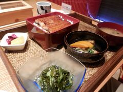 日曜１３時。天津での伊勢丹２号店坂徳２号店でウナギ。もう１回焼いてほしい。ご飯にたれがもっとほしい。