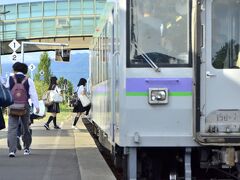 6:54 富良野線のローカル列車が中富良野駅に到着です
当日は平日の朝でもあり、中富良野駅では多くの地元の学生さん達の姿がありました