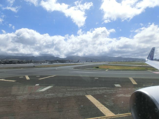 着陸です。　<br /><br />飛行機の翼の後ろに小さくダイヤモンドヘッドが<br />見えます。