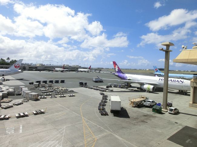 　そして、駐機している飛行機を見ながら<br />長い通路を歩いていきます。<br /><br />　青い空と暑いくらいの気温とハワイの匂いを<br />感じながら･･･。