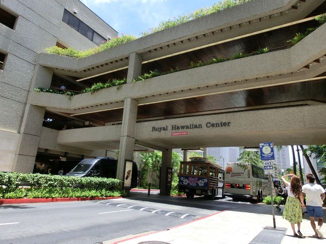 　全ての路線が、ロイヤルハワイアンセンターから<br />出発します。シェラトンワイキキの目の前だし、<br />便利です。<br /><br />　チケットを引換えて、トロリー出発まで時間が<br />あったので、ＤＦＳ横の両替所で、ドルに交換しま<br />した。<br /><br />　レートは良い方だと思います。