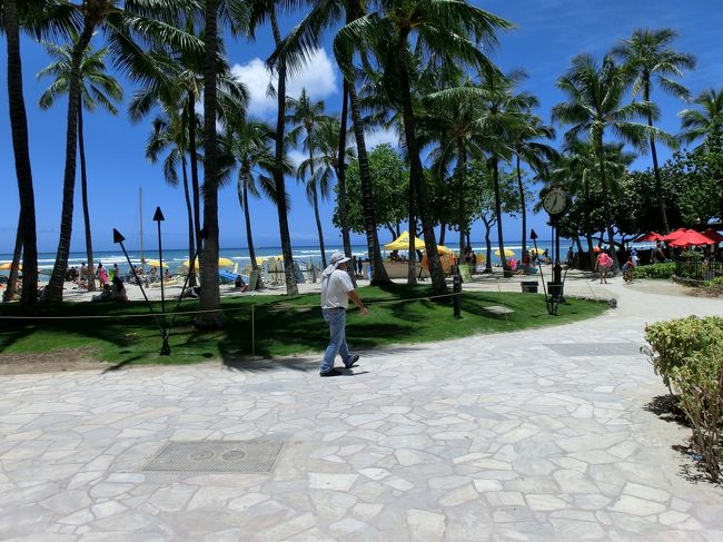 　トロリーに乗ったら進行方向の右側に座ります。<br />目の前にワイキキビーチが広がります。