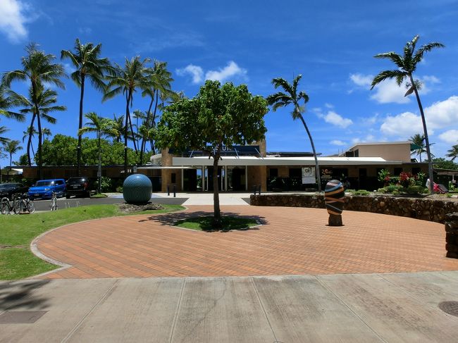 　ワイキキ水族館前を通過です。