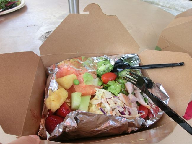 　いきなりですが･･･。<br /><br />　まずは、ホールフーズマーケットへ行き、惣菜を<br />選んで昼食にしました。<br /><br />　箱を取って、サラダやフルーツなどを詰め込んでいき<br />ます。<br />　ピザなども焼いてくれますが、今回はサラダ中心で。<br />　そして、レジへ持っていくと「重さ」で値段が決まり<br />ます。<br />　お店の外のベンチでゆっくりランチです。お昼どきだ<br />ったので、混んでいました。