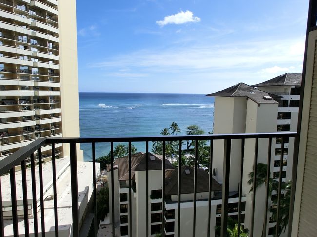 　ワイキキに戻ってきてチェックインです。<br /><br />　今回は、ワイキキパークホテルのオーシャンビュー。<br /><br />　１４階でした。シェラトンとハレクラニの間から<br />青い海が見えます。