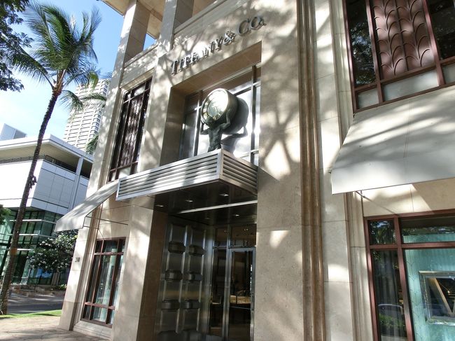 　ティファニーです。<br /><br />　日本で買うよりも安いので。<br /><br />　欲しい品物とサイズなどを事前にメールでやり取りをして<br />取り置きしておいてもらいました。