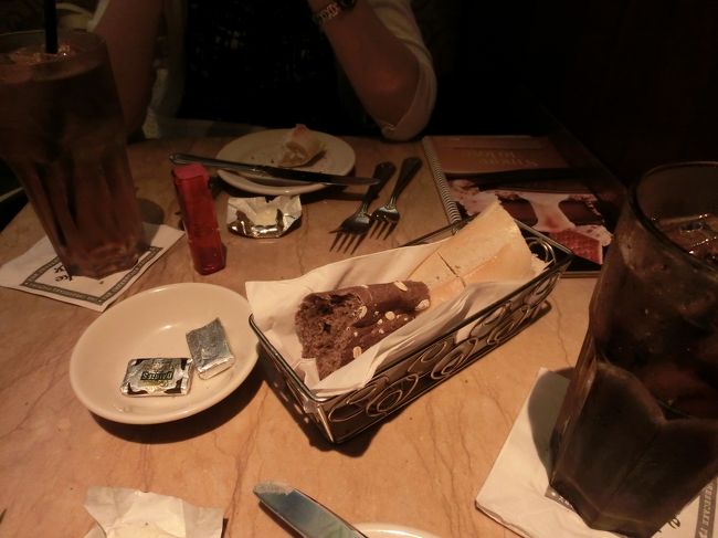 　初日の夕食は、チーズケーキファクトリーへ。<br /><br />　相変わらずの大変な混雑でしたが、20分ほど待ってと言われ、<br />意外と早く案内されました。