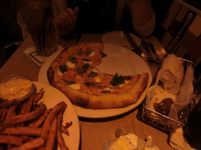 　量が多いのはわかっていたので、マルゲリータピザと<br />サイドメニューのスイートポテトフライを。<br /><br />　いやー。サイドメニューの量じゃないし。<br /><br />　しかも、隣りにいた日本人の若いカップルは一人１品<br />頼んでペロリと平らげていたし。しかもデザートまで。