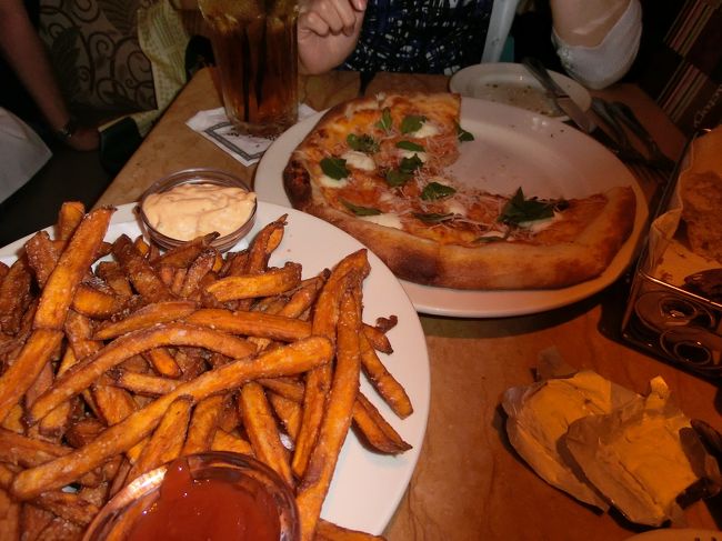 　こちらは完食できずに、退散です。<br /><br />　初日なので、早めにホテルへ戻りました。<br /><br />　ハレクラニのハウスウィズアウトキーからハワイアンの<br />音楽が聞こえてきます。心地よいです。<br /><br />　ということで初日は終了です。２日目に続きます。