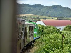 気を取り直して・・・富良野・美瑛ノロッコ号に乗って、夏の富良野の新鮮な風を感じる旅の始まりです！
トロッコ風のオープンデッキ客車ですので、風が直に顔に当たってとっても気持ちがいい〜