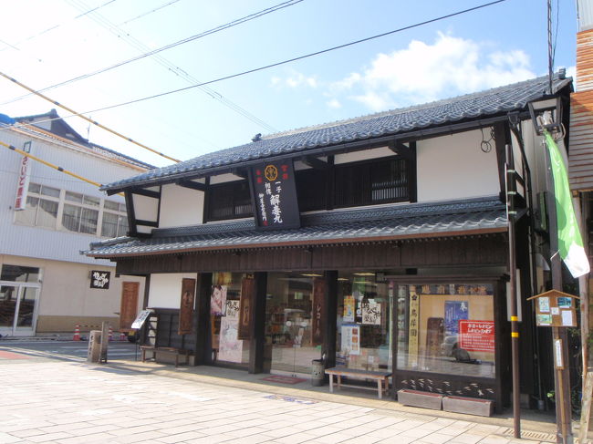 七間通り。<br />良い雰囲気のお店が並んでいます。