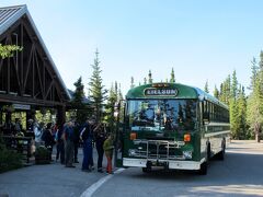 ウィルダネス・アクセス・センター（Wilderness Access Center）で、シャトルバスの当日チケットを入手します。
マッキンリー山の鑑賞が目的なので、アイルソン・ビジターセンター往復で十分です。
この日 7月4日はアメリカ独立記念日の休日のため観光客が多く、9時発だけ2便に増便されていて、2台目に空席がありました。