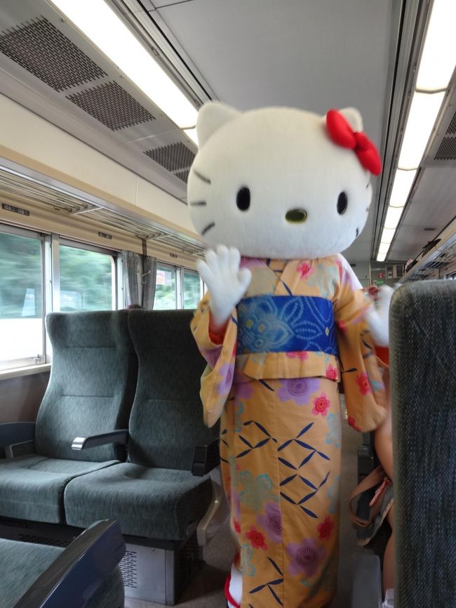 キティちゃんが、車両ごと回って、握手をしたり、一緒に写真を撮ったりできました。着物姿がかわいい〜。