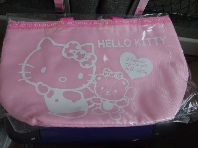 モニターツアーの方のみ、ハズレなしの抽選会がありました。<br /><br />うちらは最後だったので、賞品がなくなり、これで我慢してねと言われるのかと思ったら、後で発送してくれるというので、よかったです。<br />でも自宅に帰るのは、10日後だから、実家に送ってもらえばよかったかなあ〜。後で後悔しました。当分見れない<br /><br />これは保冷バック。当たったのは三点セットとランチＢＯＸ