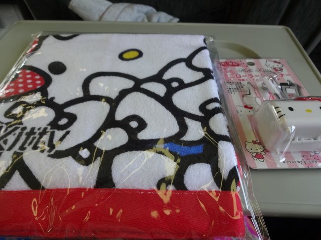 また最後に、皆にプレゼントがあると。タオルとクリーナーでした。<br /><br />どちらもかわいい〜。