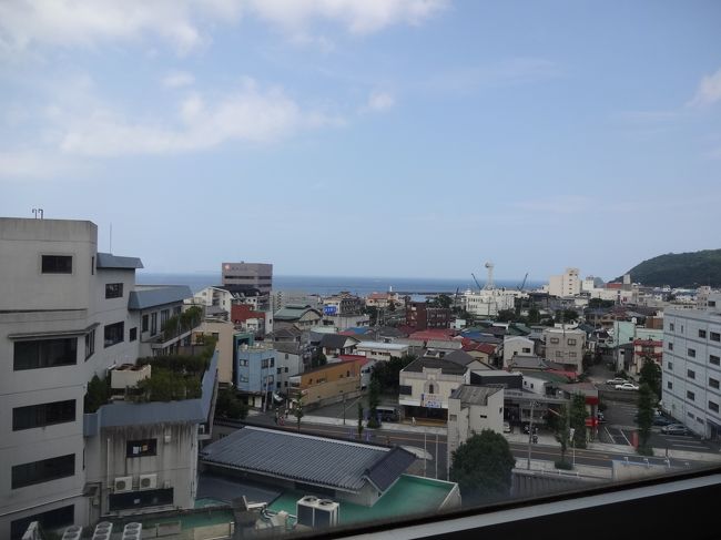 海方向にお風呂があり、そこの窓から真正面が海でした。窓は開きません。