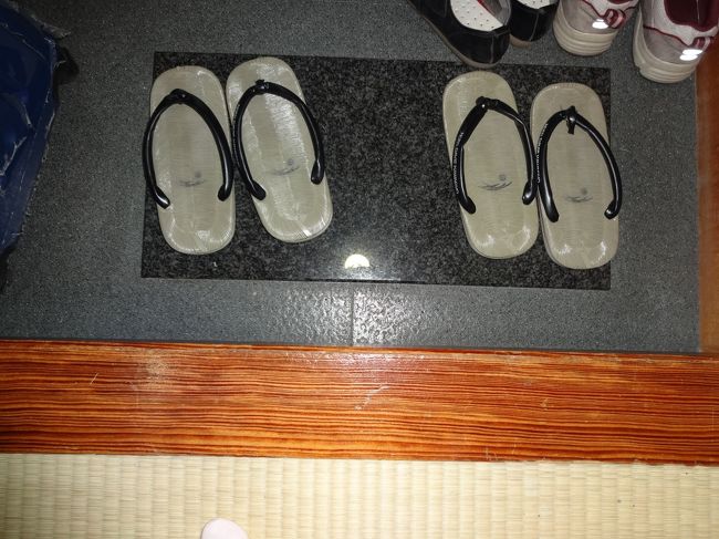 スリッパでなく、下駄。前に泊まった時に、たびが欲しいなあと思ったので、持参しました。