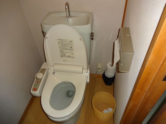 トイレはウォシュレット。珍しいのが、中で手を洗ったら、手拭が１枚ずつ取り出し可能な紙が付いていました。