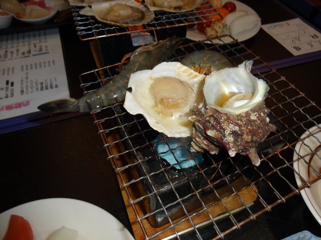 夕飯は二部制。今日は花火があるので、もちろん１部を選択。バイキングです。<br /><br />サザエやエビやホタテを自分で焼きます。<br />サザエのふたがなかなか取れず、悪戦苦闘。あげくの果てに汁が飛んで<br />おでこを火傷しました。<br />