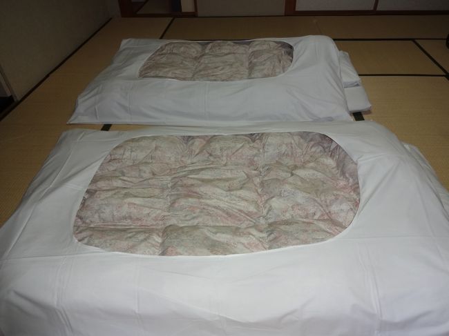 夕飯から戻ると、お布団がひいてありました。<br /><br />いつもベットに寝ているせいか、固くて腰と背中がいたくなっちゃいました。