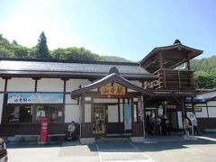 特徴ある駅舎の 山寺駅
