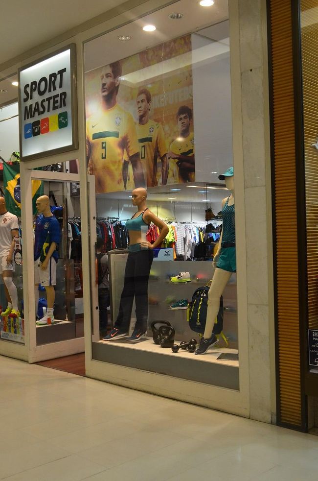 ミッドウェーショッピングモールにて、スポーツ用品店。