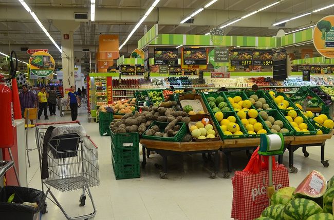 スーパーマーケット。果物、野菜が豊富です。