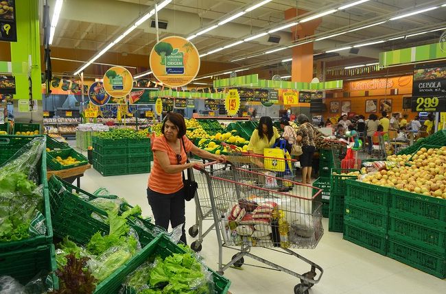 スーパーマーケット。果物、野菜が豊富です。