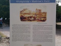ゼウス神殿です。

アマリアス大通りに面したアドリアノス門からは入れません。

トラムの停留所近くに入り口があります。（2ＥＵＲ）


