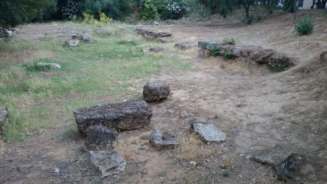 アカデミーア・プラトノス<br /><br />対話しながら歩き回り、理想国家を議論したのでしょう。<br /><br />財産と女子供は皆の共有とする社会を理想とした究極の自由主義であるが、支配者の哲人、その下に戦士、その下に生産を担う奴隷という身分。<br /><br /><br />時代は、武断主義のスパルタと王政ペルシャの間で、敗戦後貧富の差がより激化していた頃。<br />