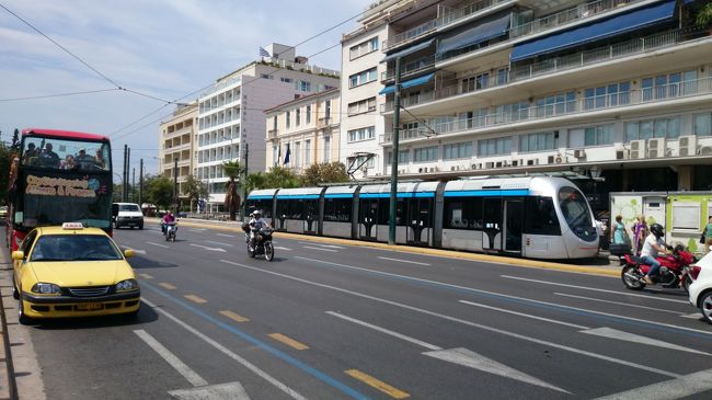 上の写真の奥にはトラムの始発停留所があります。