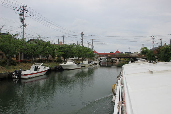 お天気があいにくでしたが、<br />おだやかな街中の川を進みます。