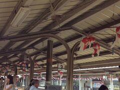 金魚たなびく柳井駅。