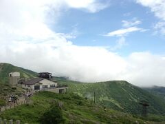 茶臼岳へのロープウエイは、天気がイマイチだったせいか空いていた。
終点からは徒歩で頂上まで登る。