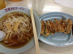 佐野で東北道を降りて佐野ラーメンを食べることにした。
食べログでも高評価の万里手打ちラーメン。
麺が稲庭うどんみたいでツルツルおいしい。