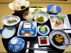 下風呂温泉のかどや旅館にて

旅館で出された夕食
サメの酢の物と唐揚げが珍しかったです。
それに殻つきのウニ!!　幸せ♡
