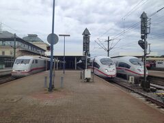 左側の車両から右側の車両に乗り換え。

スイス・バーゼル発の列車はフランクフルト空港駅を経由しなかったから、空港駅経由の列車に乗り換えです。向かいのホームで、乗り換えも簡単。