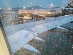 １日目。早朝の成田空港。

雪がかなりの勢いで降ってきた。
作業員が翼に水（お湯？）を掛けて雪を溶かしている。

かなり心配でしたが無事離陸。一路沖縄へ！！