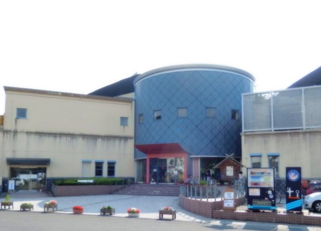 近くにはプールと温泉施設の「武蔵の里」があります。<br />